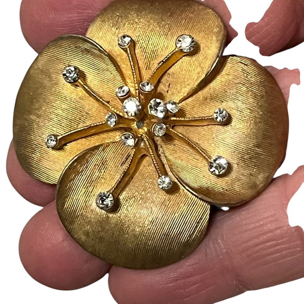 Vintage goldtone flower brooch with rhinestone accents - Picture 5 of 6